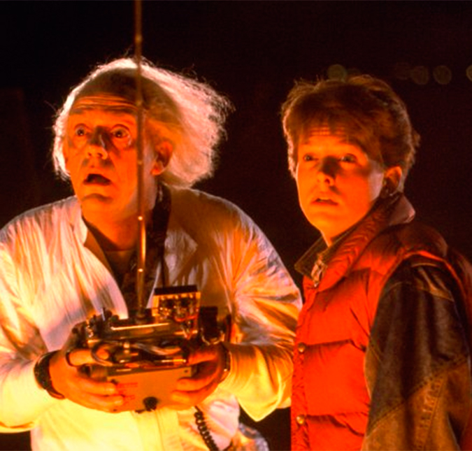 Marty McFly e Doc Brown se reúnem para discutir as modernidades que <i>De Volta Para o Futuro</i> acertou, assista!
