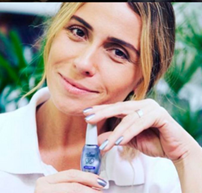 Giovanna Antonelli também entrou na onda dos esmaltes e fez o maior sucesso. A atriz já lançou várias tendências e deixou muitas mulheres loucas para conseguir os frasquinhos de esmalte de Giovanna. Um dos seus mais conhecidos é o azul cobalto, chamado de Frio na Barriga.