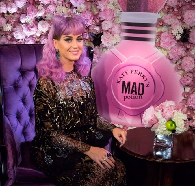 E as famosas que gostam de fragrâncias continua. Katy Perry também já mostrou todo o seu potencial ao criar perfumes e fez muito sucesso com o famoso Purr, que tinha uma embalagem mega fofa de gatinho. Por outra vez, a cantora norte-americana lançou sua criação chamada Mad Potion.