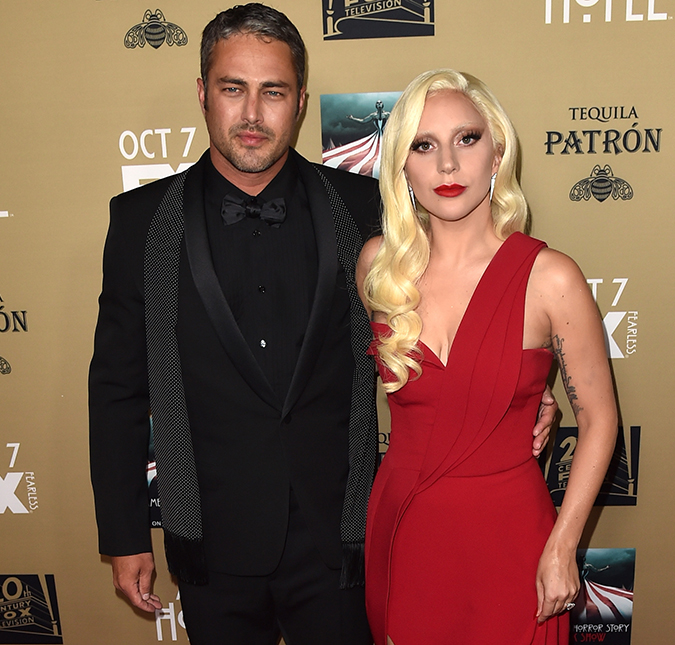 O romance entre Lady Gaga e Taylor Kinney é, literalmente, entre tapas e beijos. Entenda!