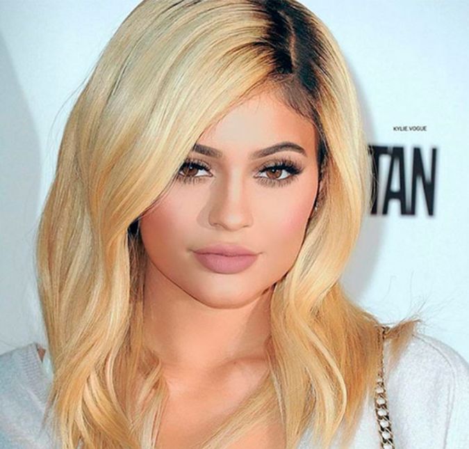 Mundialmente conhecida por seus polêmicos lábios, Kylie Jenner adora caprichar no bocão e compartilha sua linha de cosméticos, conhecida como Kylie Cosmetics. Os viciados no estilo da irmã de Kim Kardashian piram, não é mesmo?