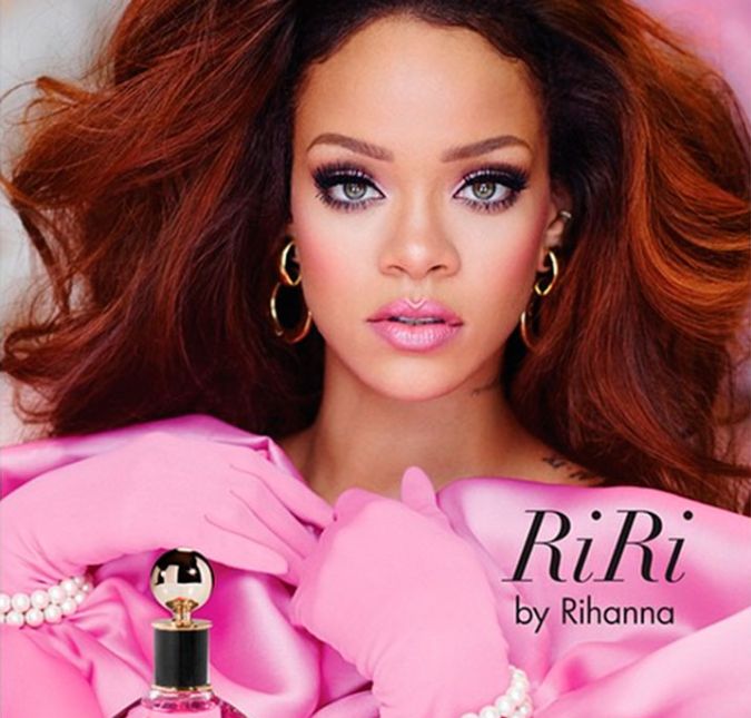 Rihanna é conhecida por sua personalidade forte que exala em suas músicas, mas a cantora decidiu compartilhar seu estilo ousado de outra forma com os seus fãs e os apaixonados por cosméticos. A cantora lançou seu perfume RiRi by Rihanna e as novidades dela não pararam por aí... Depois de assinar uma linha de batons para a MAC, ela decidiu se dedicar ao ramo e tem uma marca registrada em seu nome! Rihanna ainda lançou o Fenty by Rihanna, que faz muito sucesso!