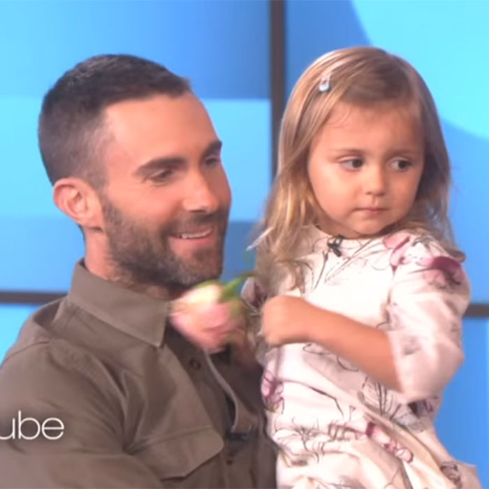 Adam Levine dá uma rosa para maior concorrente da sua esposa