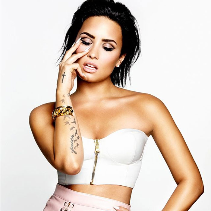 Demi Lovato explica ensaio sem roupas e diz que reclama quando fazem retoques em suas fotos