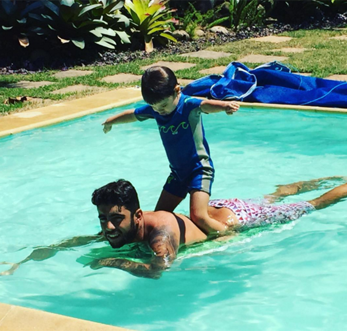 Luana Piovani prova que o marido, Pedro Scooby, é paizão até na piscina!