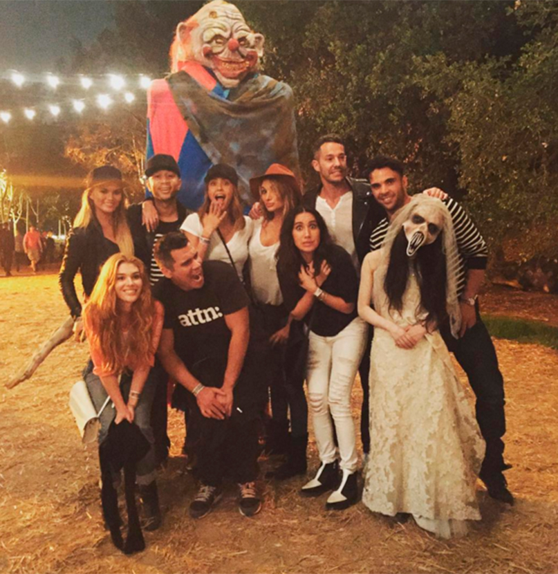 John Legend, Chrissy Teigen e Jessica Alba vão à parque mal-assombrado