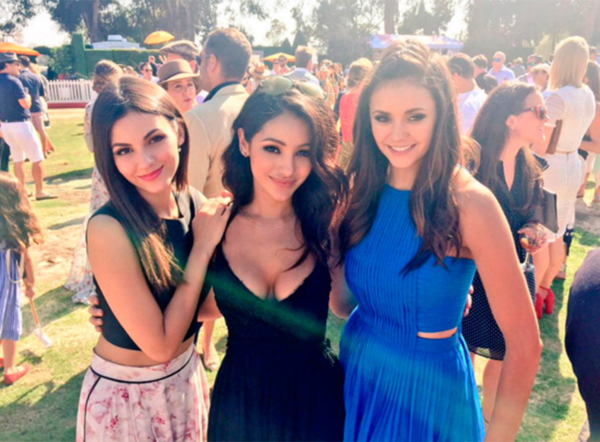 Nina Dobrev e Victoria Justice são amigas até em jogo de pólo!