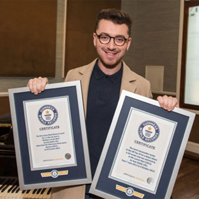 Sam Smith aparece não uma, mas duas vezes no <i>Guiness Book</i>!