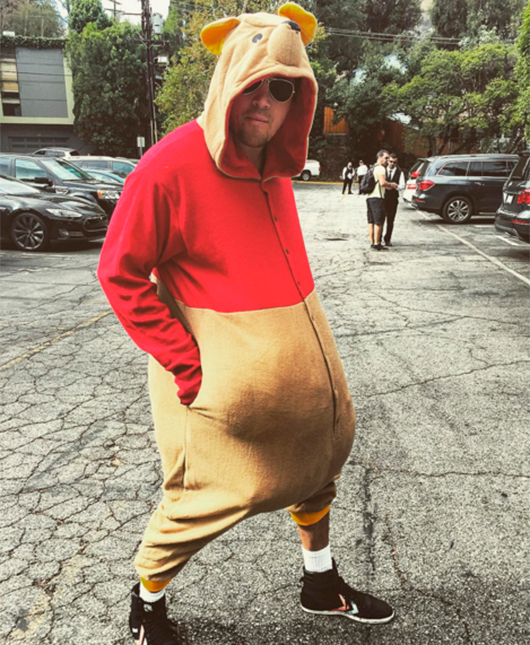 Channing Tatum até tenta ser assustador, mas rouba corações com fantasia de <i>Halloween</i>!