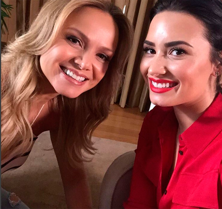 Demi Lovato fala sobre inspiração para nova canção e, no Brasil, tira foto com Eliana