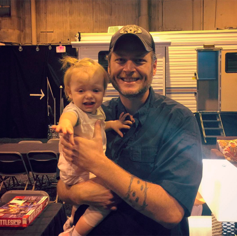 Blake Shelton não agradou muito a filhinha de Christina Aguilera, veja a foto!