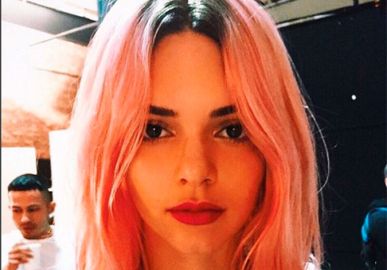 Kendall Jenner radicalizou e se jogou nas madeixas <i>pink</i>, mas você aprovou o visual?