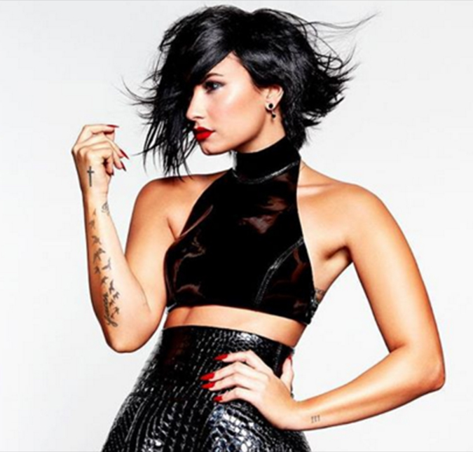 Demi Lovato aparece bastante irritada em clipe de <i>Waiting For You</i>. Assista aqui!