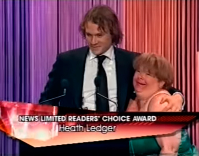 Vídeo de Heath Ledger dando um beijinho em comediante circula na <i>web</i>!