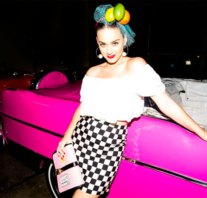 Katy Perry andou por Cuba com visual à moda de Carmem Miranda!