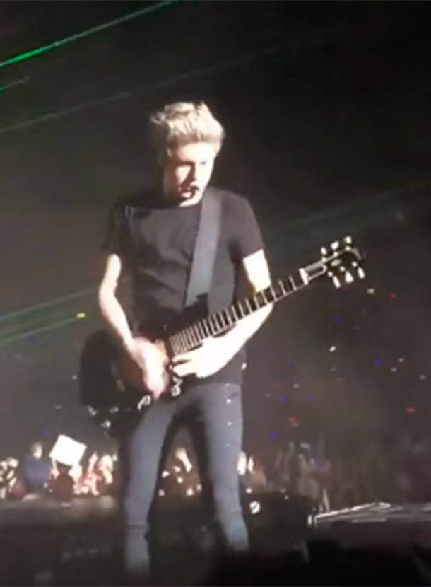 Pessoa da plateia joga água em Niall Horan durante apresentação da <i>One Direction</i>, assista ao vídeo!