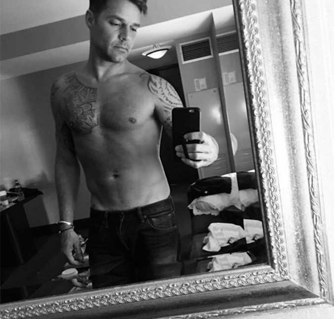 Ricky Martin causa publicando foto sem camisa!