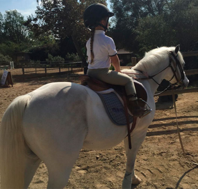 Momento família! Victoria Beckham não resiste à filha, Harper, fazendo equitação!