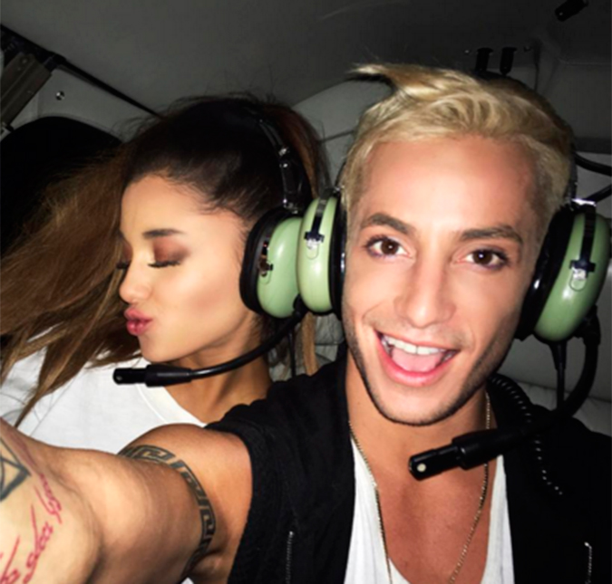No Brasil, Ariana Grande passeia de helicóptero com o irmão