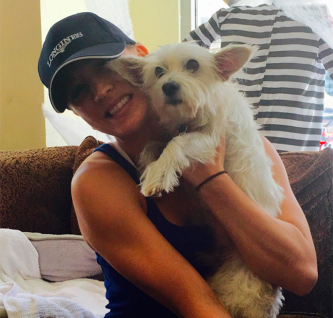 Para superar divórcio, Kaley Cuoco adota novo cachorrinho!