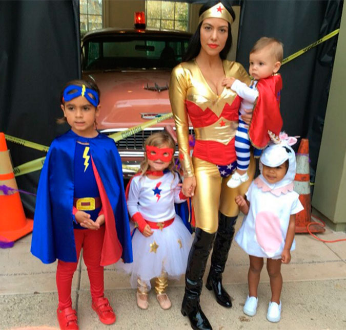 Kourtney Kardashian entra no clima de <i>Halloween</i> com a família, e North rouba a cena como unicórnio fofo