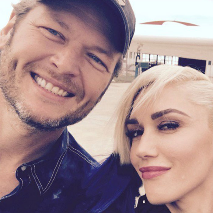 Gwen Stefani e Blake Shelton posam juntinhos na terra natal do cantor