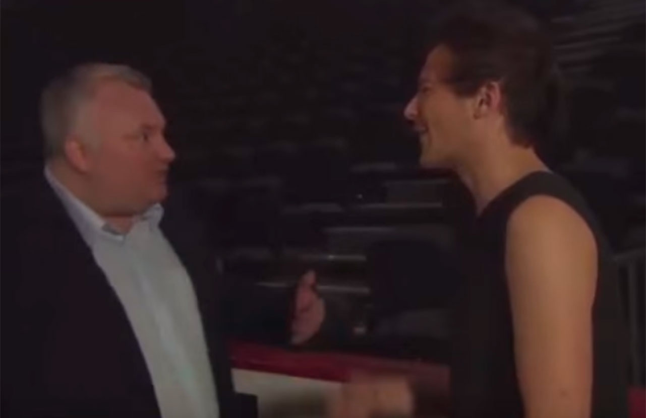 Louis Tomlinson provoca repórter que não ouviu o novo <i>hit</i> da <i>One Direction</i>, veja o vídeo!