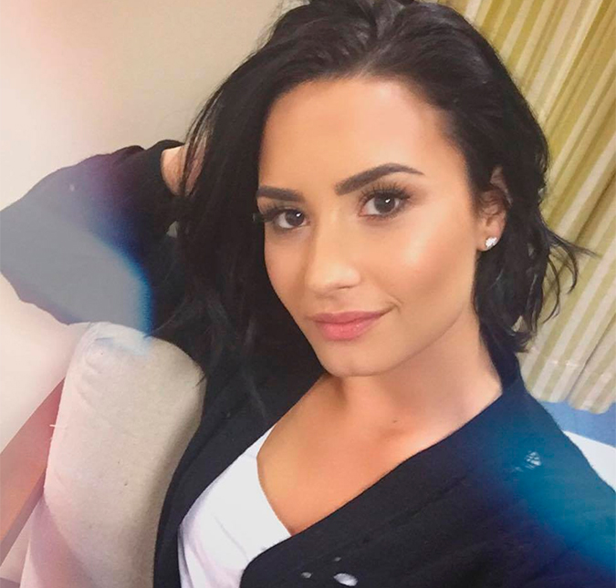 Demi Lovato se irrita com brincadeira de que teria uma irmã gêmea. Entenda!