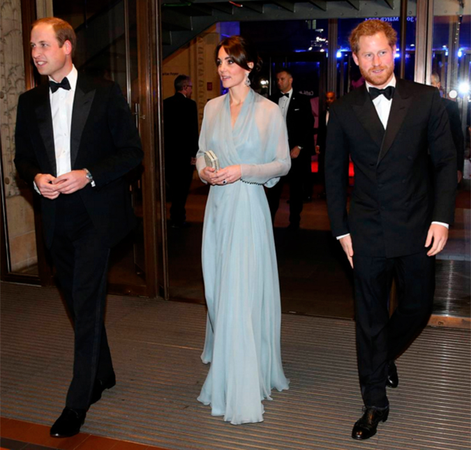 Kate Middleton dispensou o preto e arrasou em vestido de seda durante a <i>première</i> do novo filme do James Bond