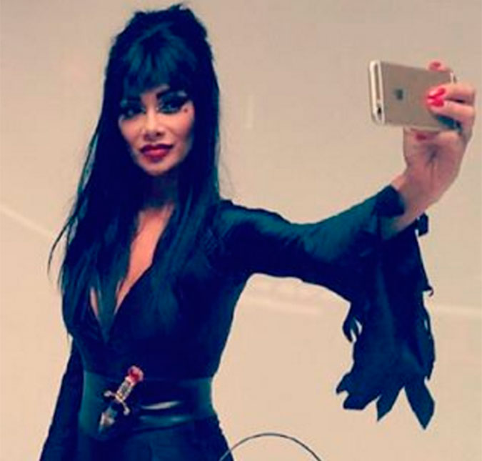 Nicole Scherzinger entra no clima do <i>Halloween</i> e se transforma em Elvira!