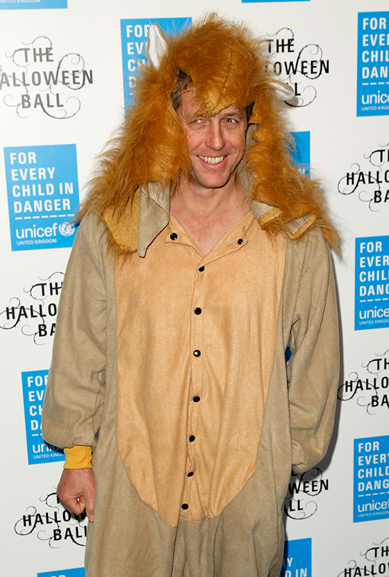 Hugh Grant vira leão baile de <i>Halloween</i> organizado pela <i>UNICEF</i>. Veja fotos!