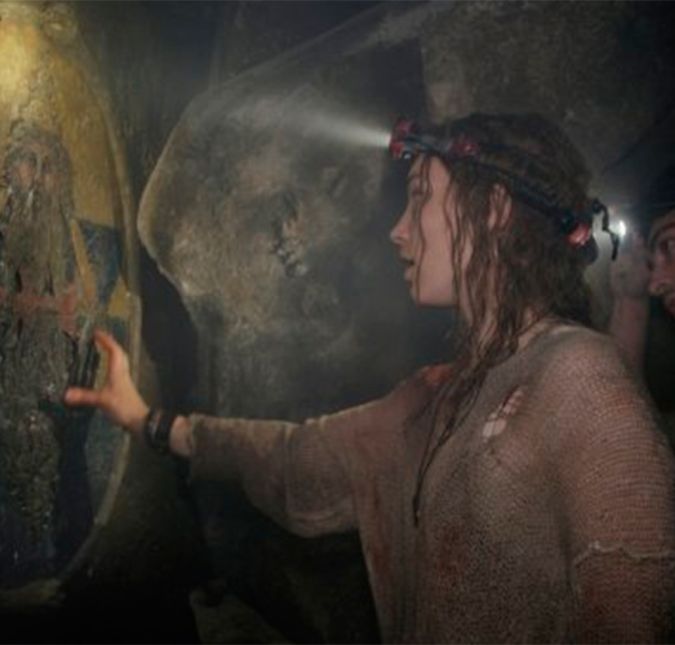 Assim na Terra como no Inferno, de 2014, conta a história de um grupo de arqueólogos que está em busca de um tesouro perdido e, para isso, explora o desconhecido labirinto de ossos nas catacumbas abaixo de Paris. Aquela região, conhecida como a cidade dos mortos, revela um segredo que mexerá com a psique humana de modo que os demônios pessoais de cada um voltarão para assombrá-los. Se você não gosta de lugares e tem pavor de se sentir preso, nem se arrisque nesta produção, pois além da tensão, a sensação transmitida pelo cenário é aterrorizante e desesperadora.