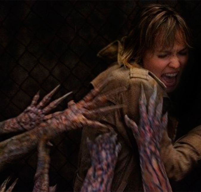 O filme de 2006, dirigido por Christophe Gans, Terror em Silent Hill, conta a história de Rose, uma mulher atormentada, já que sua filha Sharon está morrendo de uma doença sem cura. Contrariando seu marido, Rose decide levá-la a uma cidade que sempre menciona em seus sonhos quando está sonâmbula. No caminho para encontrá-la Rose atravessa um portal, que a leva à cidade deserta de Silent Hill. Lá Sharon desaparece, o que faz com que Rose procure a menina por todos os lugares. É quando Rose descobre que a aparente cidade deserta é, na verdade, habitada por criaturas demoníacas, que surgem de praticamente todos os lugares em que toca.