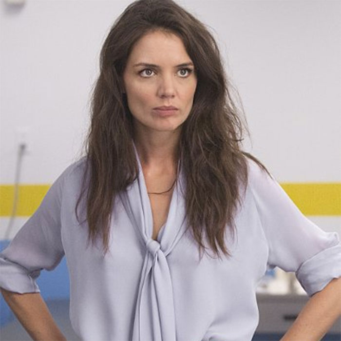 Katie Holmes se recusa a falar sobre a Cientologia, a seita do ex-marido, em entrevista