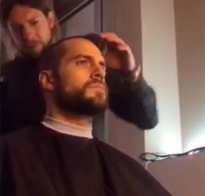 Após chegar atrasado no <i>Instagram</i>, Henry Cavill aparece raspando o cabelo