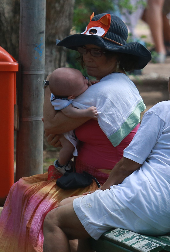 Com chapéu divertido, Regina Duarte baba no netinho em dia de parque. Veja fotos!