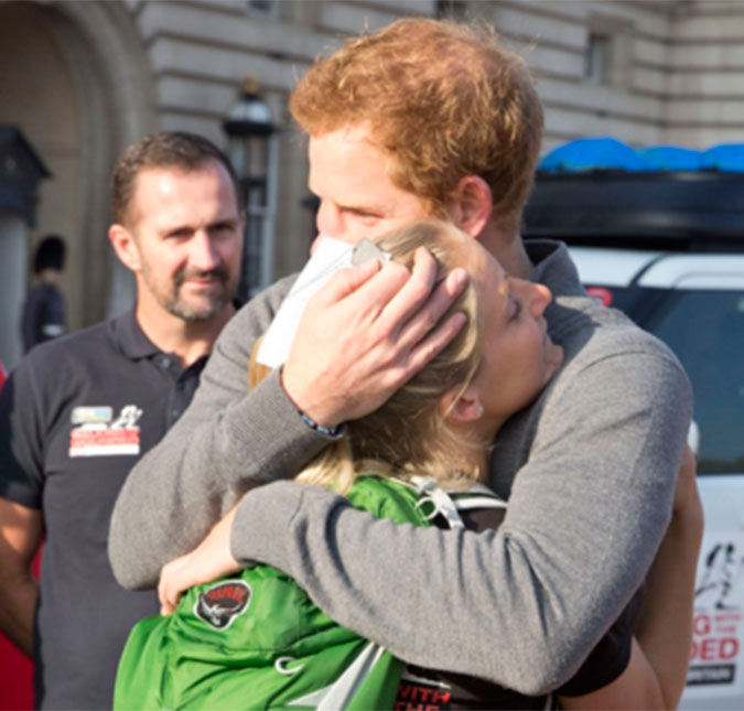 Príncipe Harry recebe presente inusitado de soldado e se emociona