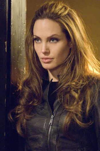 Angelina Jolie comenta vazamento de <i>e-mails</i> que a insultavam
