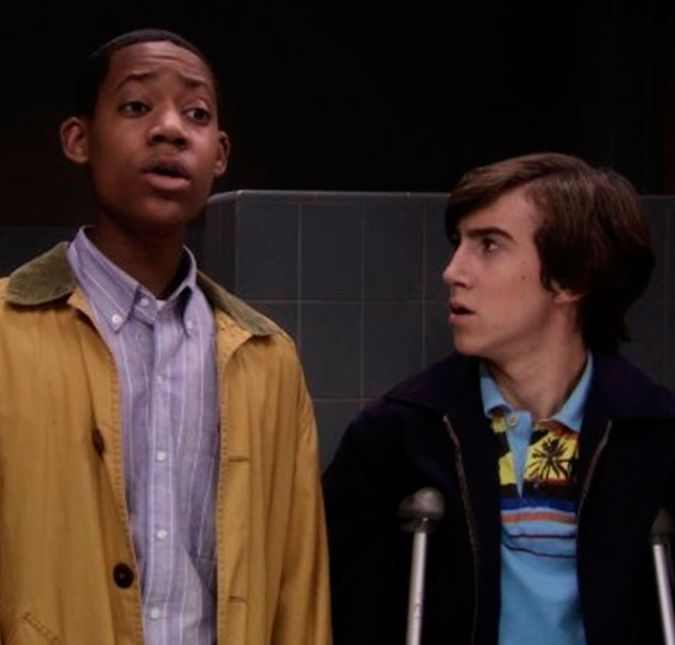 Uma das maiores qualidades de Chris era a amizade - Greg, vivido por Vincent Martella, que o diga. O personagem nunca deixou o amigo em enrascadas sozinho e quando era para levar algumas surras de Joey Caruso, papel de Travis T. Flory, ele estava sempre ao lado de Greg, até nas horas ruins! Quem se lembra do episódio em que Greg foi até a escola na neve atrás do amigo? Ele acabou ficando preso no local. Uma das maiores qualidades de Chris era a amizade - Greg, vivido por Vincent Martella, que o diga. O personagem nunca deixou o amigo em enrascadas sozinho e quando era para levar algumas surras de Joey Caruso, papel de Travis T. Flory, ele estava sempre ao lado de Greg, até nas horas ruins! Quem se lembra do episódio em que Greg foi até a escola na neve atrás do amigo? Ele acabou ficando preso no local.