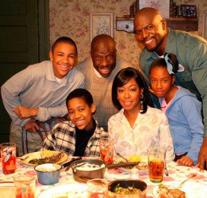 E, claro, um dos motivos para amar o Chris é escutar a própria narração dele na série. Com um começo característico de seu personagem no futuro, ele contava diversos fatos sobre o episódio e até fazia muitas brincadeiras sobre todos da série. E, claro, um dos motivos para amar o Chris é escutar a própria narração dele na série. Com um começo característico de seu personagem no futuro, ele contava diversos fatos sobre o episódio e até fazia muitas brincadeiras sobre todos da série.