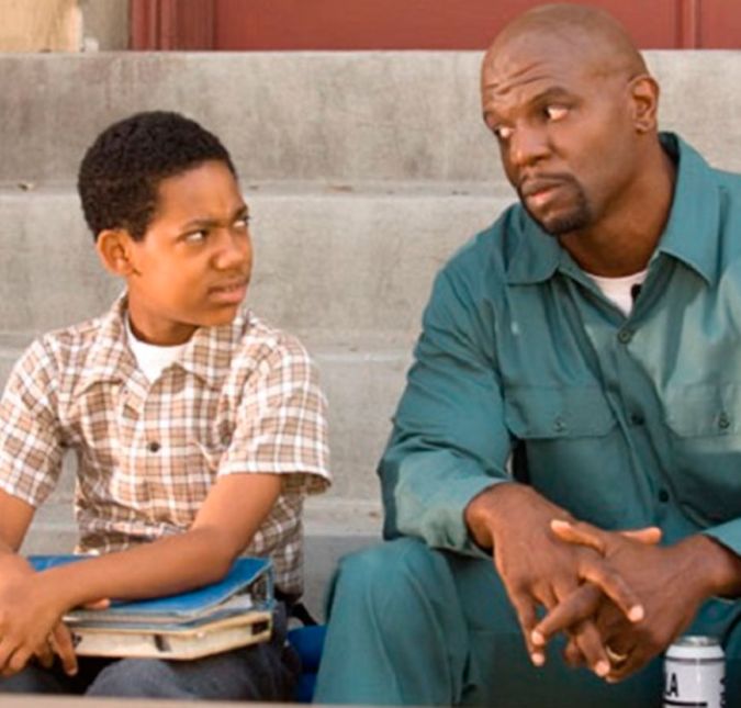 Chris também é um filhão para Julius, vivido por Terry Crews, já que ele sempre ajuda nas tarefas do trabalho do pai. E quando o marido de Rochelle pede uma economia dentro de casa, nada de discussão por parte do filho! Chris também é um filhão para Julius, vivido por Terry Crews, já que ele sempre ajuda nas tarefas do trabalho do pai. E quando o marido de Rochelle pede uma economia dentro de casa, nada de discussão por parte do filho!