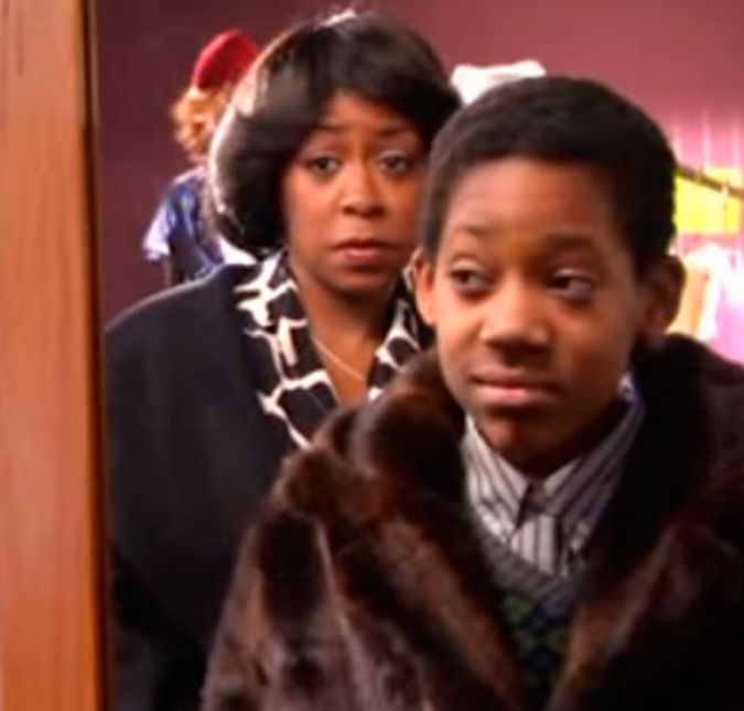 E por falar em Rochelle... A mamãe não tem muita dificuldade em controlar o Chris, já que ele é bem obediente e cumpre suas ordens. Como esquecer do episódio em que ela fez com que o filho ficasse experimentando diversas roupas diferentes até achar a que a agradava? E por falar em Rochelle... A mamãe não tem muita dificuldade em controlar o Chris, já que ele é bem obediente e cumpre suas ordens. Como esquecer do episódio em que ela fez com que o filho ficasse experimentando diversas roupas diferentes até achar a que a agradava?