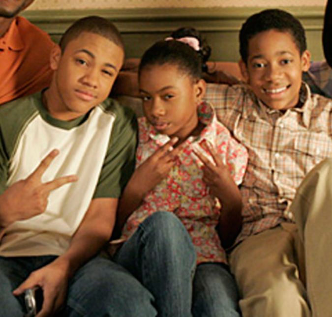 Ele também é um irmão e tanto com Drew, a quem Tequan Richmond deu vida, e Tonya, papel de Imani Hakim, e está sempre tentando cuidar dos dois. De Tonya, aliás, Chris já perdeu muito dinheiro tentando fazer com que a menina não contasse alguma trapalhada para a mamãe - e, claro, não menos que os vários um dólar típicos, perdidos para o malandro da vizinhança, Jerome, vivido por Kevontay Jackson. Ele também é um irmão e tanto com Drew, a quem Tequan Richmond deu vida, e Tonya, papel de Imani Hakim, e está sempre tentando cuidar dos dois. De Tonya, aliás, Chris já perdeu muito dinheiro tentando fazer com que a menina não contasse alguma trapalhada para a mamãe - e, claro, não menos que os vários um dólar típicos, perdidos para o malandro da vizinhança, Jerome, vivido por Kevontay Jackson.