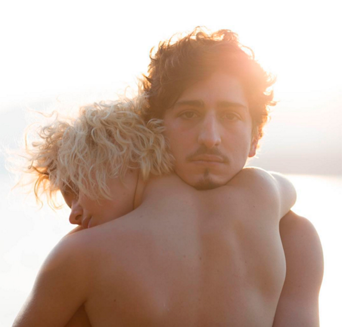 Bruna Linzmeyer e Johnny Massaro sensualizam ao posar <i>topless</i> para ensaio