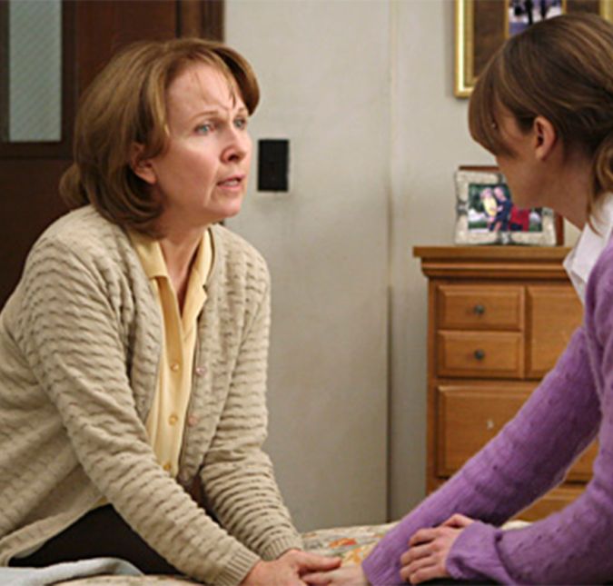 A começar pela infância difícil que ela teve. Além de lidar com uma mãe que só se preocupava com o trabalho e com um pai ausente, ela descobre mais tarde que a mãe sofria de Alzheimer. Ainda criança, ela chegou a presenciar uma tentativa de suicídio da mãe, cena que a persegue por muito tempo.