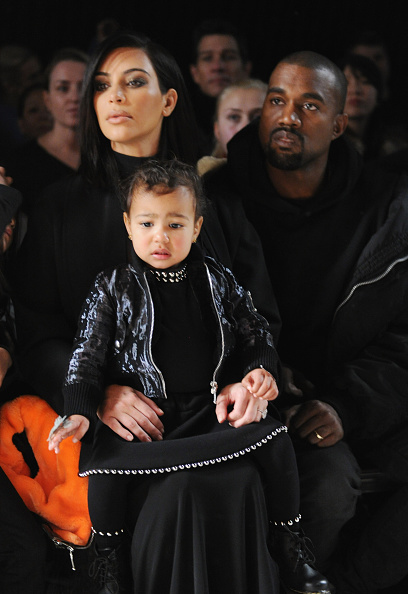 Kim Kardashian e Kanye West brigam sobre cabelo cacheado da filha
