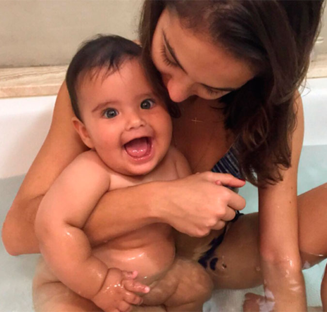 Filha caçula de Carolina Ferraz mostra que é campeã no quesito fofura ao tomar banho com a irmã mais velha