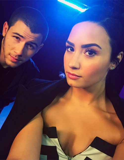 Demi Lovato publica foto com Nick Jonas e leva fãs à loucura!
