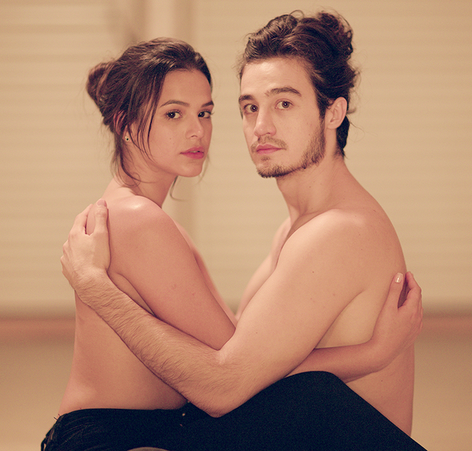 Em novo clipe, Bruna Marquezine aparece <i>topless</i> ao lado de namorado de Isabelle Drummond