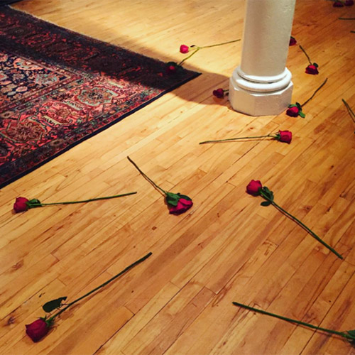 Adam Levine mostra lado romântico e envia dezenas de rosas vermelhas à mulher